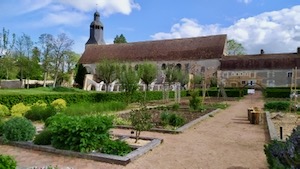 L'église abbatiale de Thiron et le jardin des moines. 